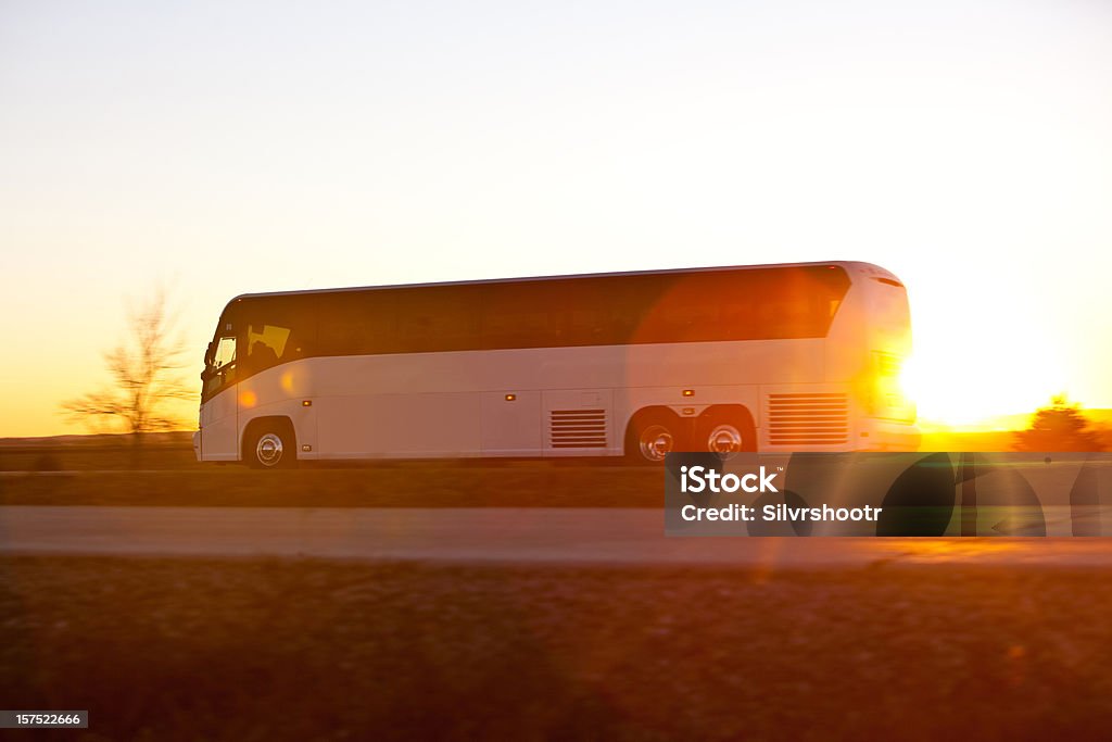 Autobus sulla strada all'alba - Foto stock royalty-free di Pullman - Autobus