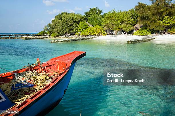 Lagune Mit Fischerboot Stockfoto und mehr Bilder von Malediven - Malediven, Ari-Atoll, Bungalow