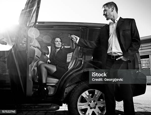 Casal De Luxo - Fotografias de stock e mais imagens de Carro - Carro, Elegância, Fato