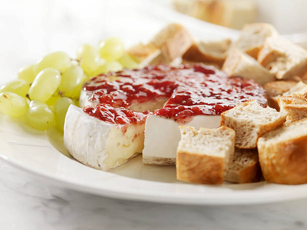 frutas brie con barra de pan francés - cheese still life tray french cuisine fotografías e imágenes de stock