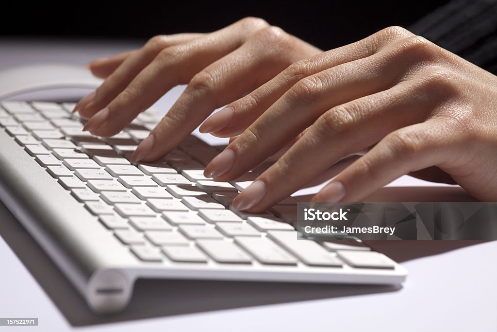 Mulher de mãos e dedos escrever, entrada de dados, moderna e branco de teclado de Alumínio - Royalty-free Administrador Foto de stock