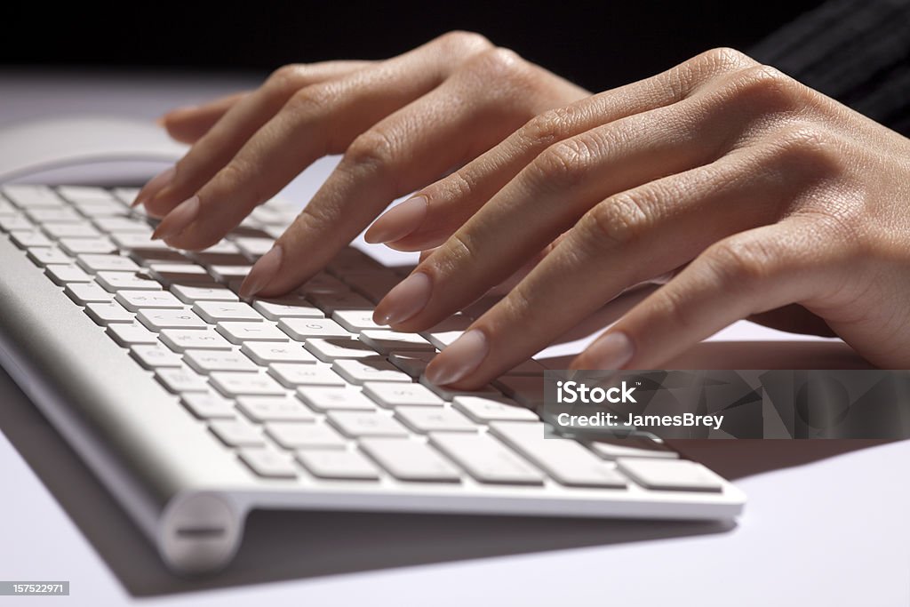 Женщины пальцы руки, набор текста, ввод данных, современный белый Алюминий клавиатура - Стоковые фото Администратор роялти-фри