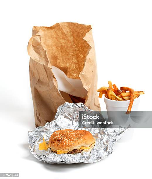 Cheeseburger Und Pommes Frites Stockfoto und mehr Bilder von Schnellkost - Schnellkost, Tragebehältnis, Glatt