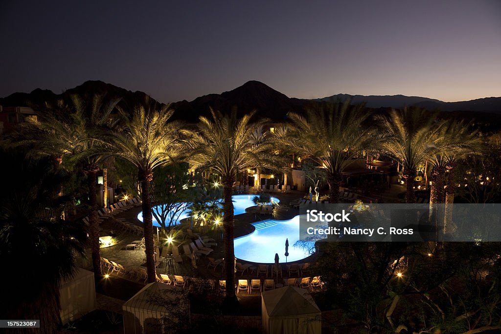 Resort de luxo na noite com conjuntos de Árvores de palma ao pôr do sol, Montanhas - Royalty-free Noite Foto de stock