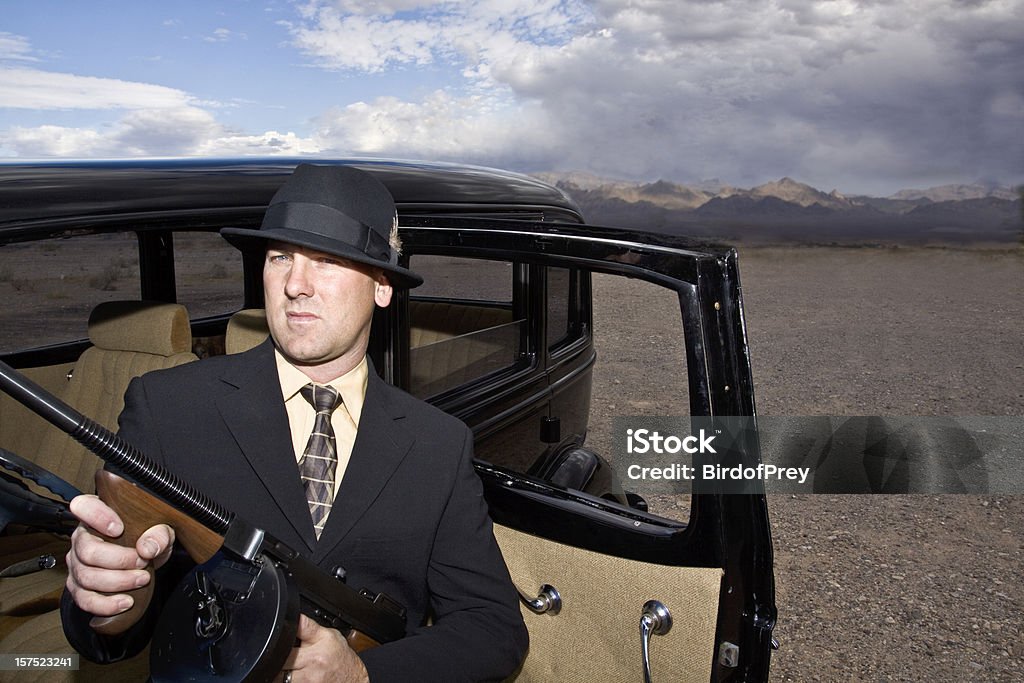 Década de 1920 e 1930 Gângster com Tommy arma. - Foto de stock de Fuzil Metralhadora Thompson royalty-free