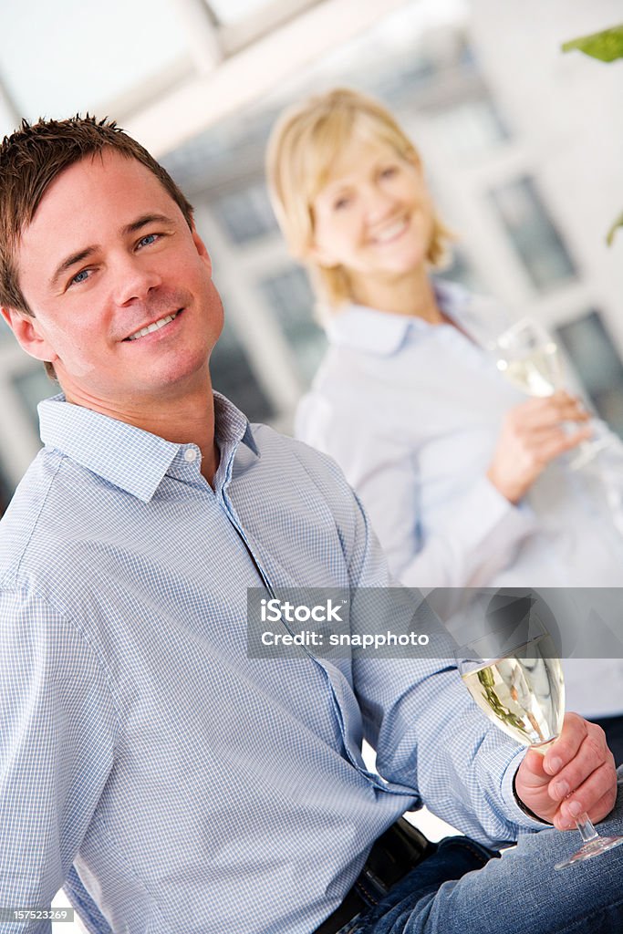 男性と女性でワイングラスを手 - 25-29歳のロイヤリティフリーストックフォト