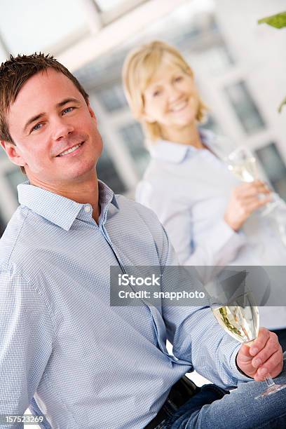 男性と女性でワイングラスを手 - 25-29歳のストックフォトや画像を多数ご用意 - 25-29歳, 2人, 30-34歳