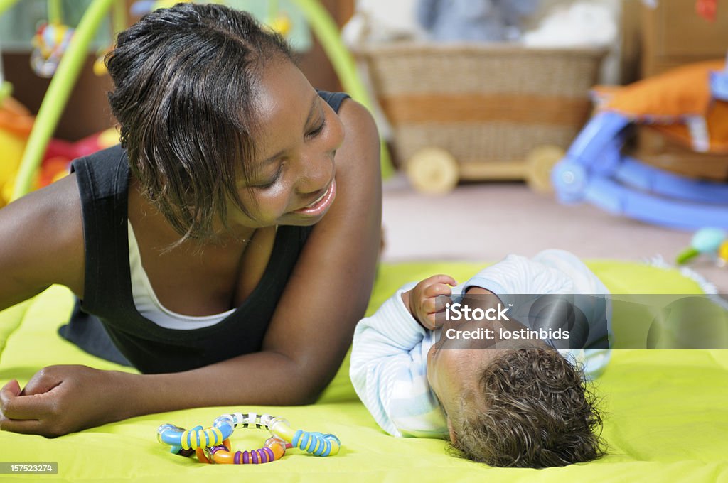 Mãe e bebê na Playmat - Foto de stock de Bebê royalty-free