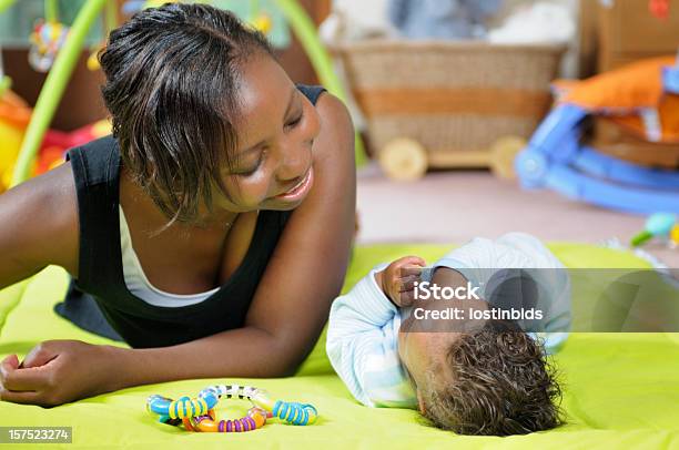 Foto de Mãe E Bebê Na Playmat e mais fotos de stock de Bebê - Bebê, Falar, 2-5 meses