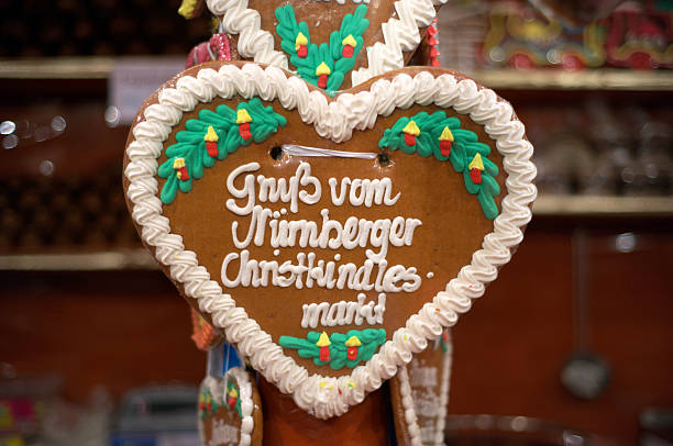 pain d'épice cœur de nuremberg-lebkuchenherz vom christkindlasmarkt weihnachtsmarkt - lebkuchenherz oktoberfest heart shape gingerbread cookie photos et images de collection