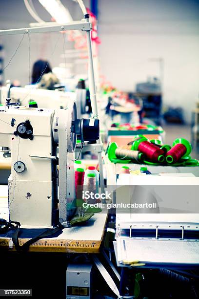 재봉틀을 인라인 제막 공장-산업 건물에 대한 스톡 사진 및 기타 이미지 - 공장-산업 건물, 바느질하기, 기계류