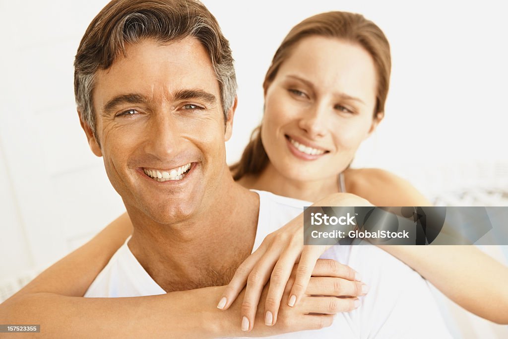 Bonita mulher abraçar o marido - Royalty-free 30-34 Anos Foto de stock