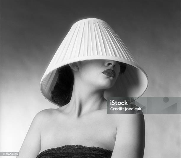 Kobieta Ukrywanie Hairdo Z Lampshade - zdjęcia stockowe i więcej obrazów Abażur - Abażur, Kobiety, Ujęcie głowy