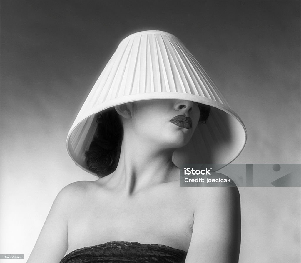 Женщина, скрывая Hairdo с Lampshade - Стоковые фото Абажур для лампы роялти-фри