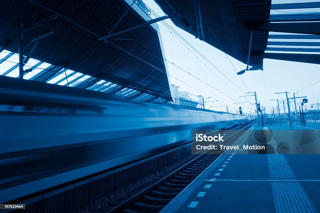 Прибытие поезда в современном железнодорожного вокзала Амстердама Bijlmer-арена - Стоковые фото Абстрактный роялти-фри