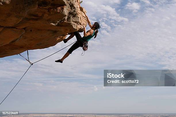 Kobieta Rockclimbing - zdjęcia stockowe i więcej obrazów Wspinaczka skalna - Wspinaczka skalna, Kobiety, Wspinaczka