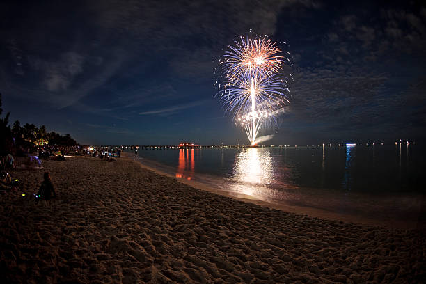 fuegos artificiales sobre la playa - florida naples florida pier beach fotografías e imágenes de stock