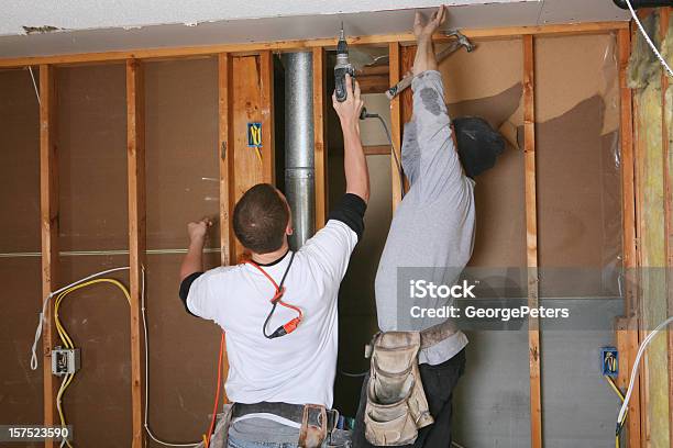 Foto de Sheetrock Cabides e mais fotos de stock de Reboco - Reboco, Consertar, Instalar