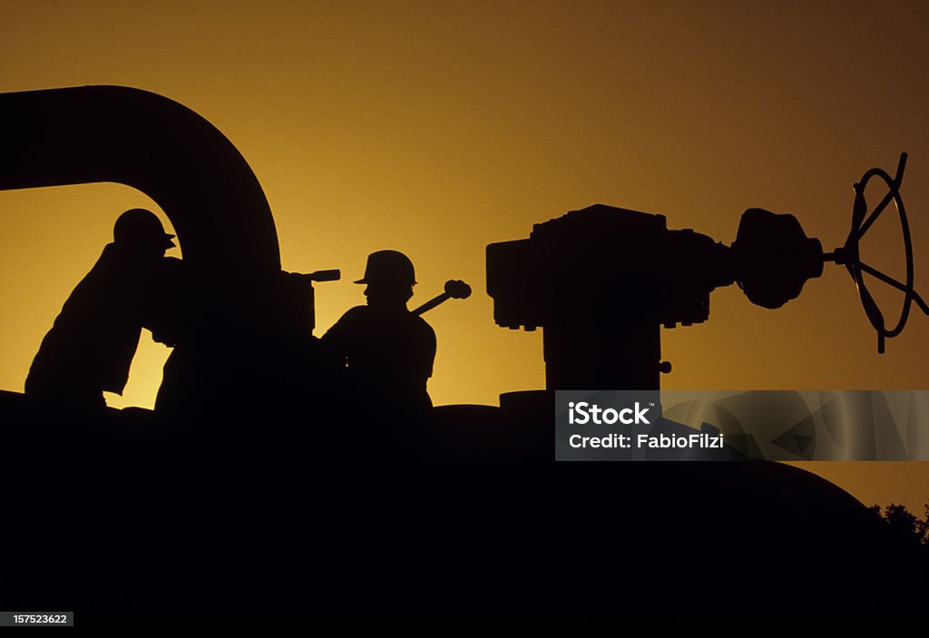 Trabalhadores ao pôr-do-sol - Foto de stock de Oleoduto royalty-free
