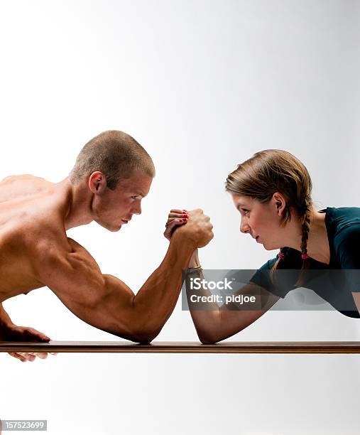 Arm Wrestling Muskulatura Człowiek I Młoda Kobieta - zdjęcia stockowe i więcej obrazów Siłować się na ręce - Siłować się na ręce, Białe tło, Biceps