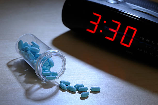 pílulas para dormir - sleeping insomnia alarm clock clock - fotografias e filmes do acervo