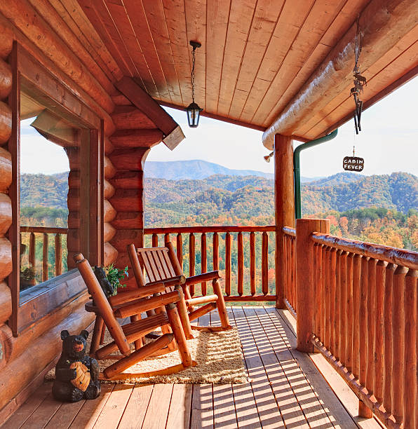 Capanna di legno con vista sulle Montagne Fumose - foto stock