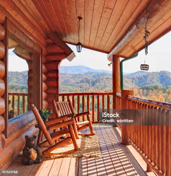 Cabana De Madeira Com Uma Vista De Montanhas Do Efeito Smoky - Fotografias de stock e mais imagens de Cabana de Madeira