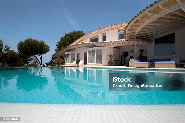 Photo libre de droit de Villa De Luxe Et Piscine À Débordement banque d'images et plus d'images libres de droit de Maison de vacances - Maison de vacances, Villa, Majorque