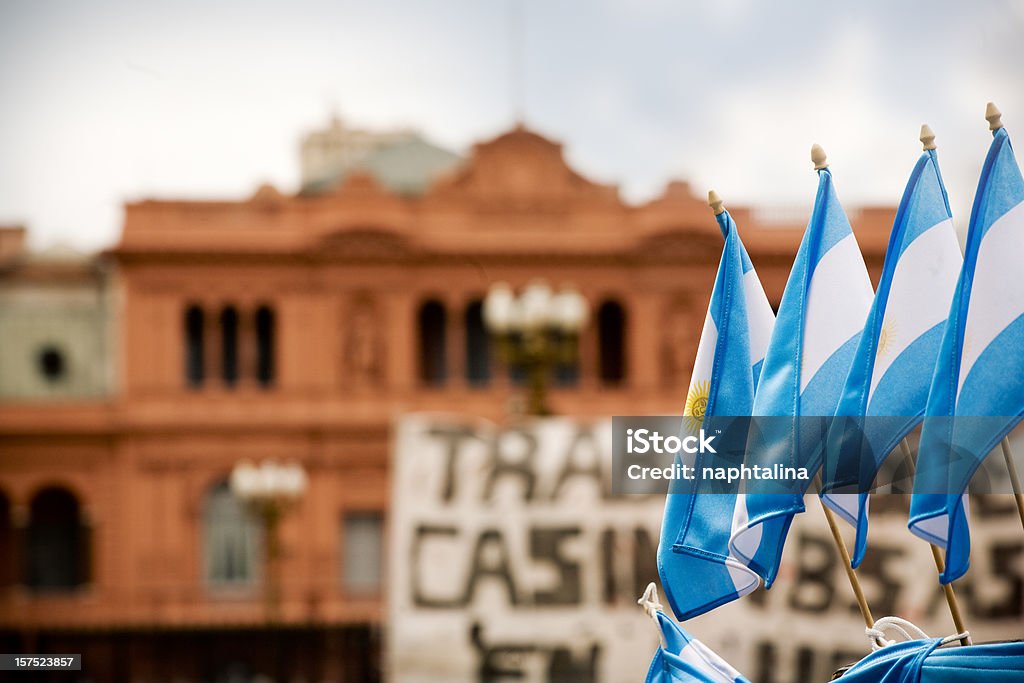 Argentino flags y la Casa Rosada - Foto de stock de Argentina libre de derechos