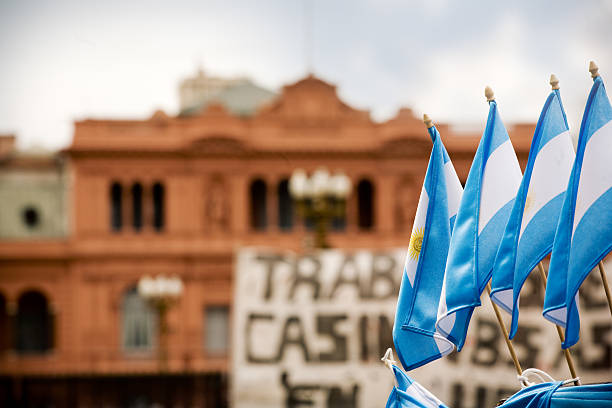 Argentino flags y la Casa Rosada - foto de stock