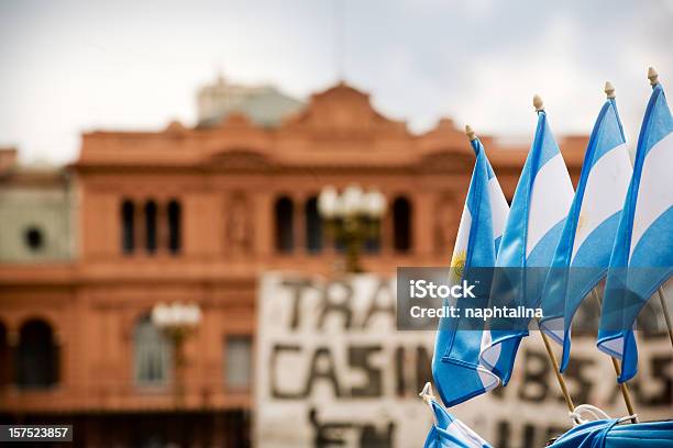 Argentino Flags Y La Casa Rosada Foto de stock y más banco de imágenes de Argentina - Argentina, Manifestación, Casa Rosada