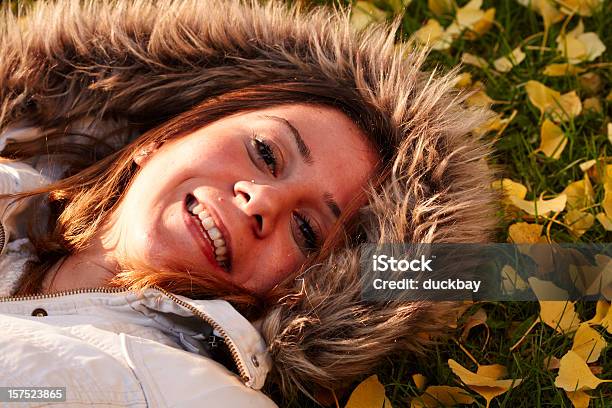 Photo libre de droit de Heureuse Jeune Femme banque d'images et plus d'images libres de droit de Adulte - Adulte, Automne, Beauté