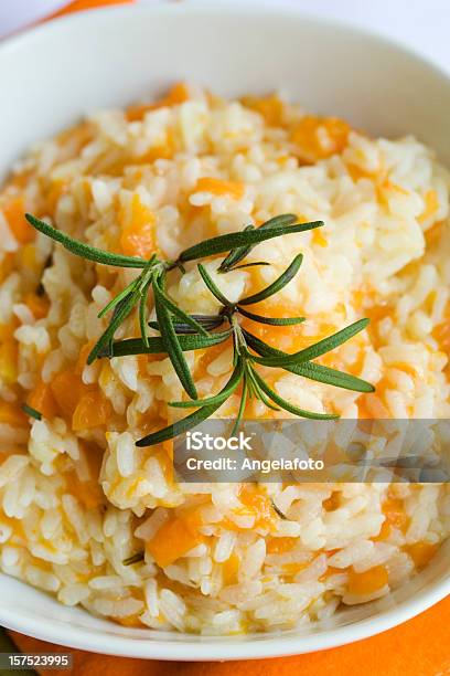 Photo libre de droit de Risotto À La Citrouille Rosemery Feuilles Sur Le Toit banque d'images et plus d'images libres de droit de Risotto