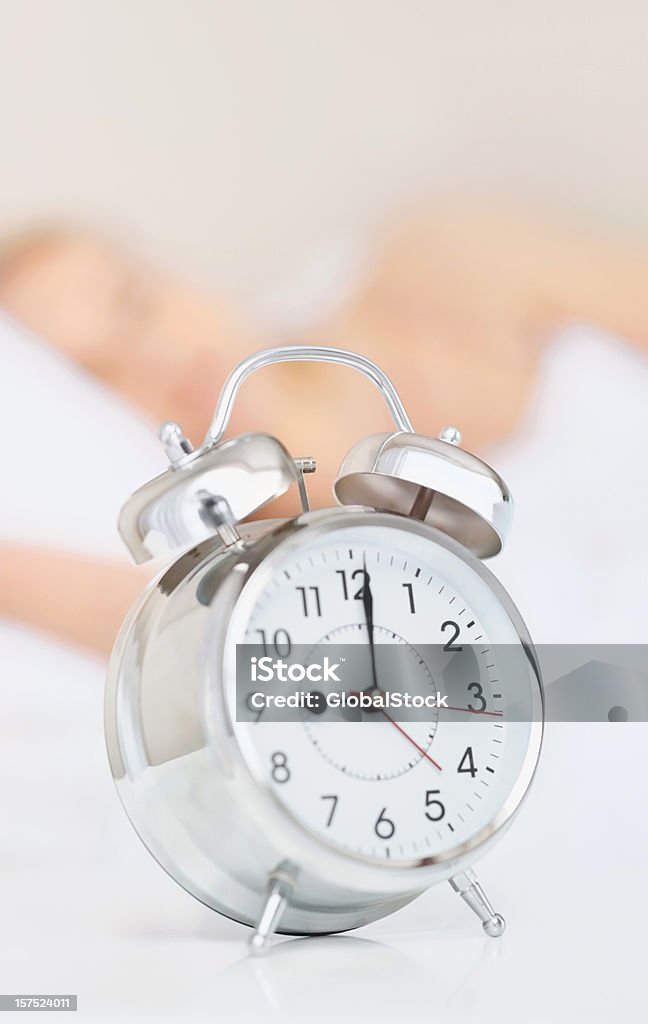 Rádio-relógio com uma menina dormindo na parte - Foto de stock de 20 Anos royalty-free