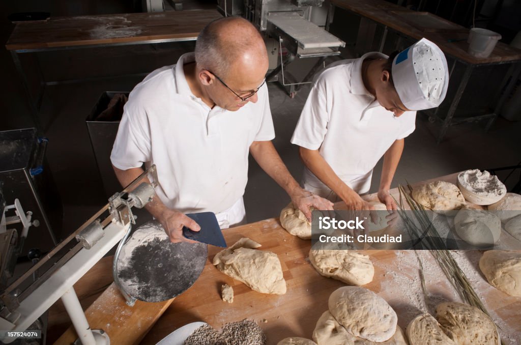 Baker と彼の息子のベーカリー - 小麦粉のロイヤリティフリーストックフォト