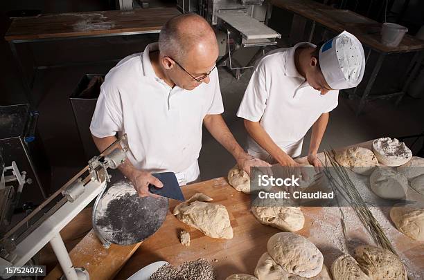 Baker と彼の息子のベーカリー - 小麦粉のストックフォトや画像を多数ご用意 - 小麦粉, パン職人, 2人