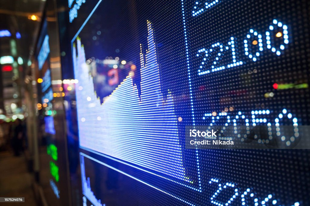 Visualizar stock market charts - Foto de stock de Actividades bancarias libre de derechos