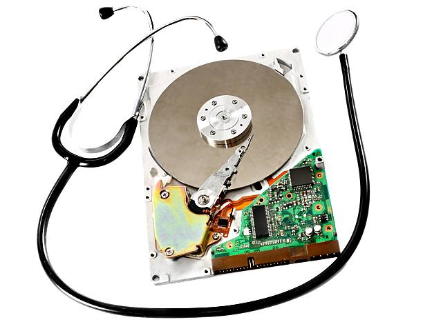 harddisk i stetoskop na białym tle - computer bug stethoscope computer problems zdjęcia i obrazy z banku zdjęć