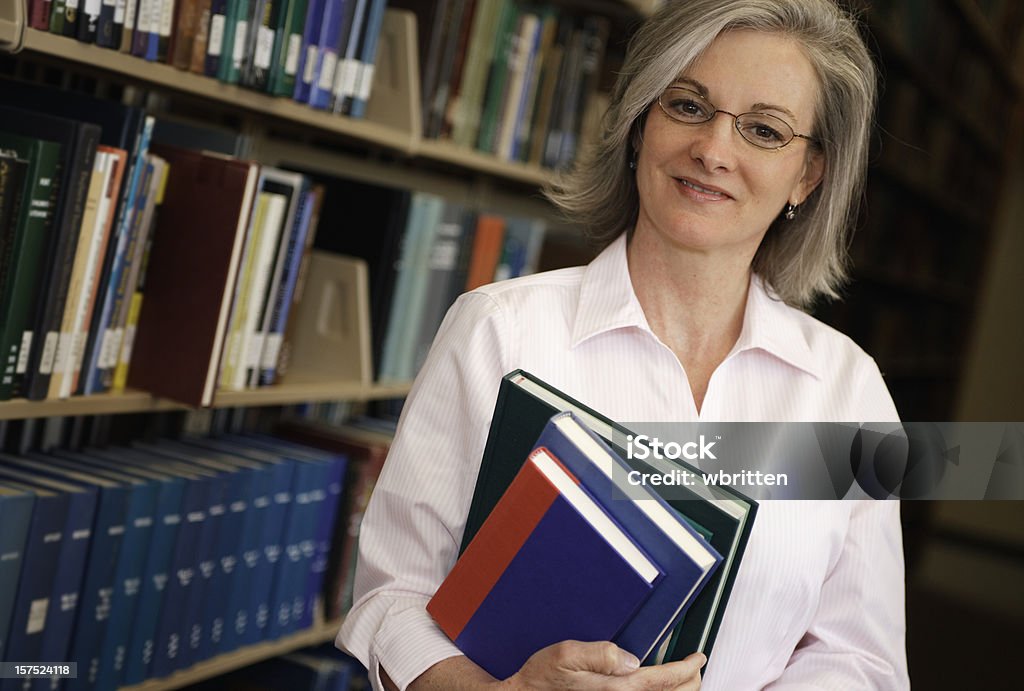 Mujer en la biblioteca serie - Foto de stock de 45-49 años libre de derechos