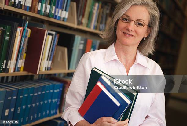 Mujer En La Biblioteca Serie Foto de stock y más banco de imágenes de 45-49 años - 45-49 años, 50-54 años, Adulto