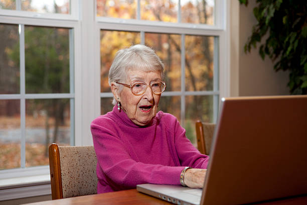 sorpresi o scioccato donna anziana, nonna al computer - shock grandmother surprise senior adult foto e immagini stock