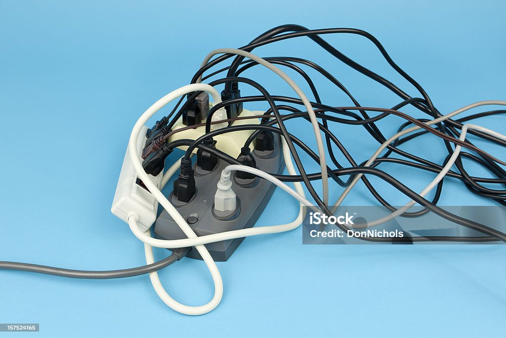 Cable eléctrico de sobrecarga - Foto de stock de Toma eléctrica libre de derechos