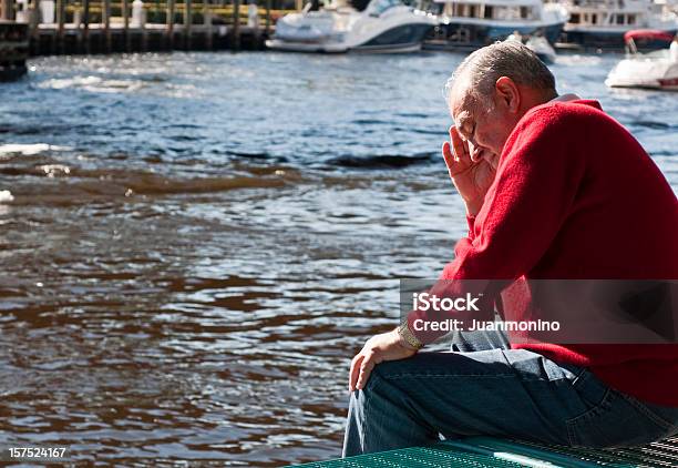 Photo libre de droit de Déprimé Homme Senior banque d'images et plus d'images libres de droit de Adulte - Adulte, Affolé, Assis