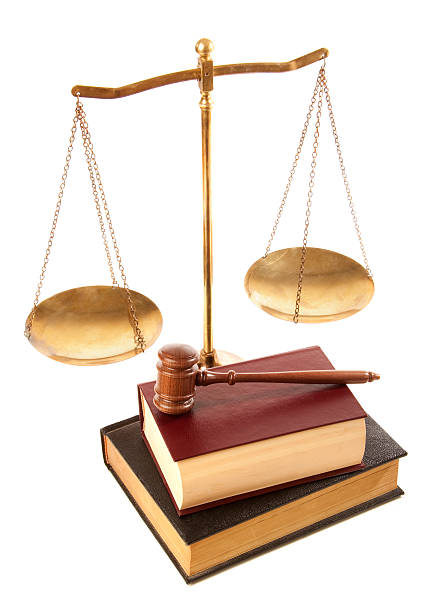 hammer und recht-bücher und der justiz-skala isoliert auf weiss - scales of justice weight scale law gavel stock-fotos und bilder