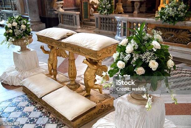 Emblema De Casamento Na Igreja - Fotografias de stock e mais imagens de Altar - Altar, Flor, Almofada - Artigo de Decoração