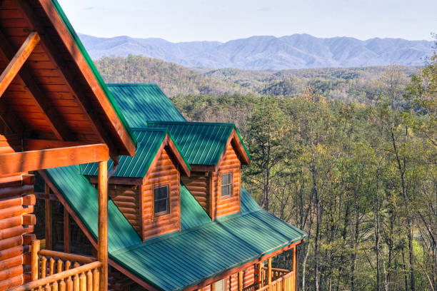 log cabin nelle montagne fumose (xxl - cabin gatlinburg tennessee tourist resort foto e immagini stock