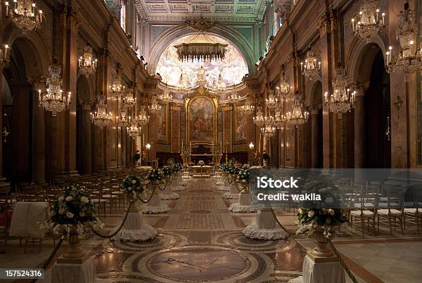 Photo libre de droit de Décorations De Mariage À Léglise À Lintérieur banque d'images et plus d'images libres de droit de Mariage - Mariage, Église, Travée