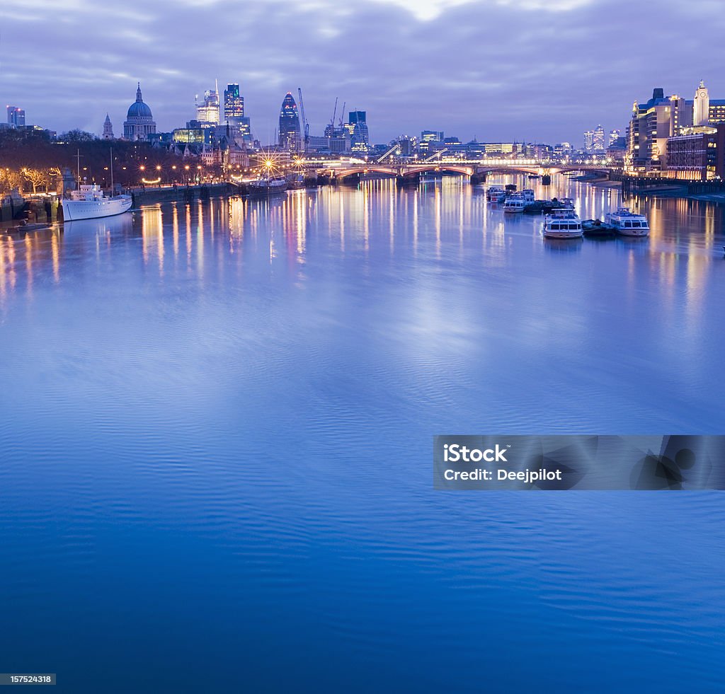 London City Skyline e o rio Tamisa em Londres, Reino Unido - Royalty-free Amanhecer Foto de stock