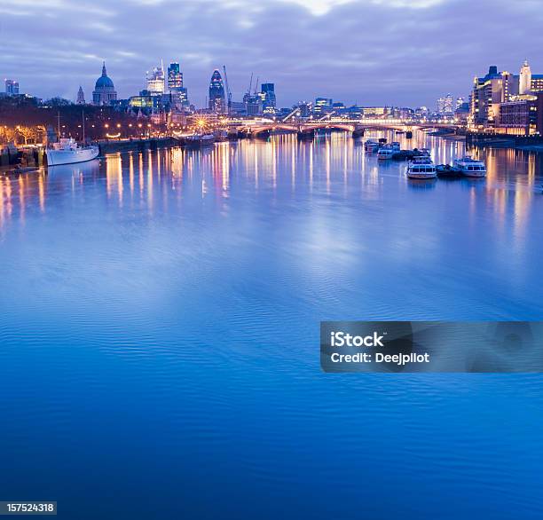 London City Skyline E O Rio Tamisa Em Londres Reino Unido - Fotografias de stock e mais imagens de Amanhecer