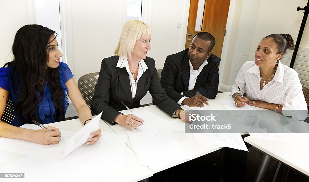 Três mulher e um homem e assistente tendo uma discussão em uma reunião de negócios - Royalty-free Asiático e indiano Foto de stock